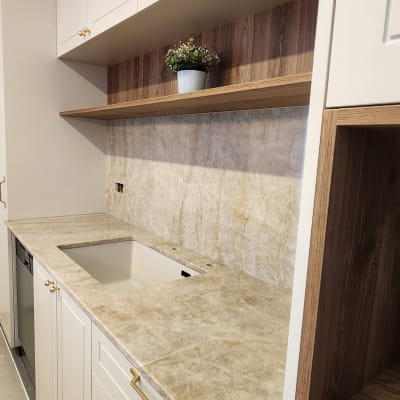 משטח שיש במטבח עם כיור מובנה