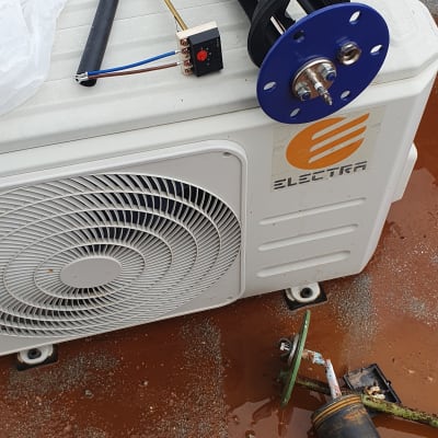 כלי עבודה חשמליים על מזגן חיצוני