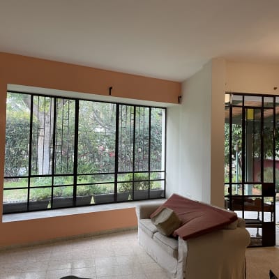 קיר צבוע בצבע כתום עם חלון גדול