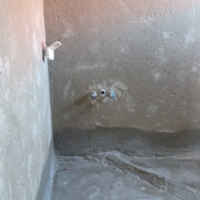 קיר בטון עם חורים לצנרת, רצפת בטון טרייה