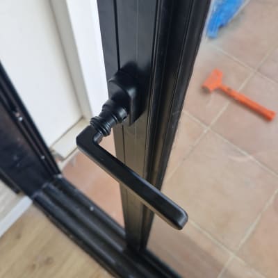 ידית אלומיניום שחורה על דלת זכוכית