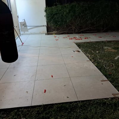 ריצוף חוץ עם אריחים גדולים וחוטי חשמל