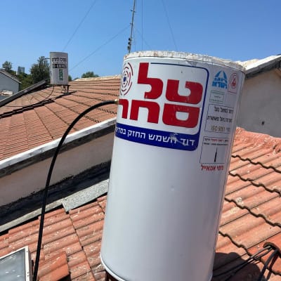 דוד שמש על גג רעפים עם צינורות מחוברים