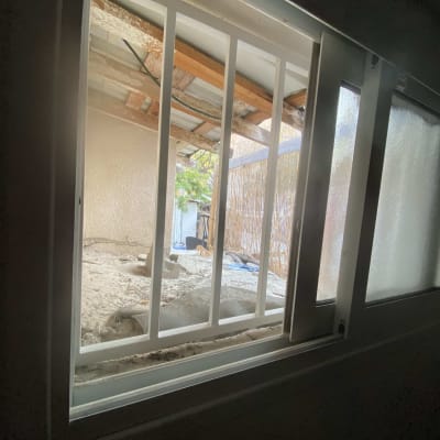 חלון עם סורגים ומסגרת מתכת