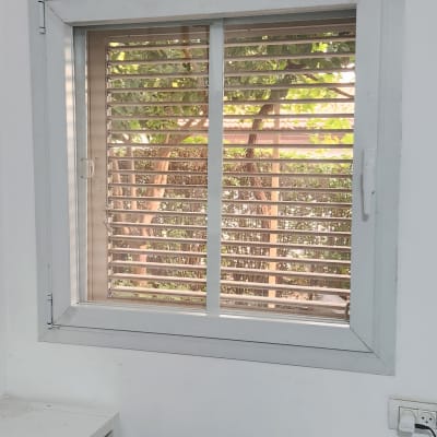 חלון עם תריסים אופקיים פתוחים חלקית