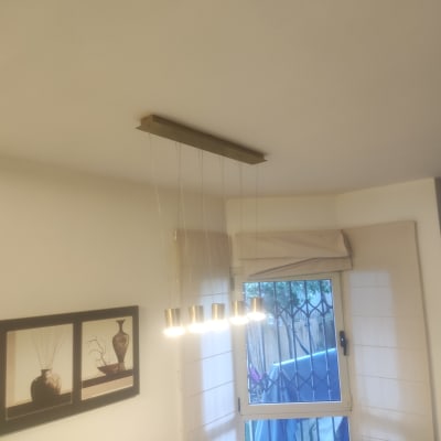 נברשת תלויה מהתקרה עם נורות דולקות