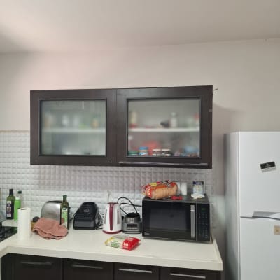 מטבח עם ארונות זכוכית ומכשירי חשמל