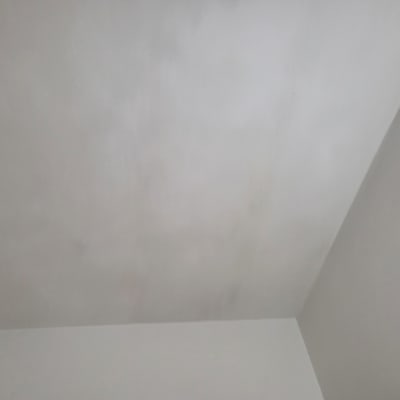 תקרה עם סימני רטיבות או תיקון