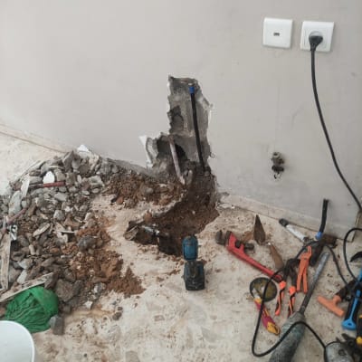 כלים לתיקון נזילות בקיר עם חור פתוח