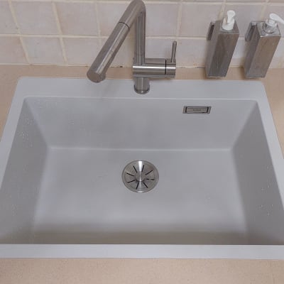 כיור שיש אפור עם ברז מתכת