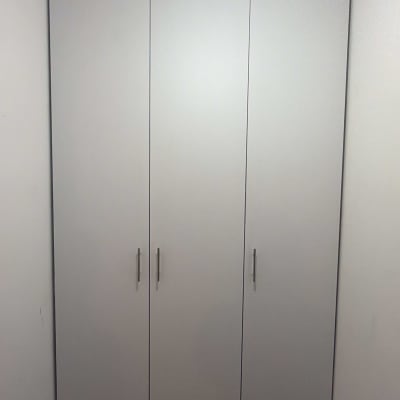 ארון בגדים עם שלוש דלתות ידיות מתכת