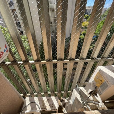 רשת יונים מותקנת על מרפסת למניעת כניסת יונים