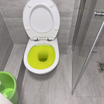 אסלה עם מים צהובים בחדר אמבטיה