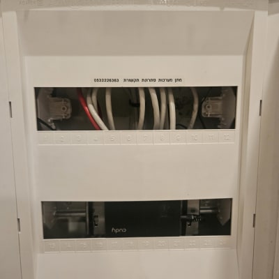 לוח חשמל עם חוטים לבנים ואדומים