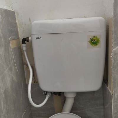 מיכל הדחה עם צינור חיבור לאסלה