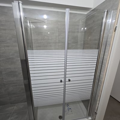 מקלחון זכוכית עם דלתות הזזה בחדר אמבטיה