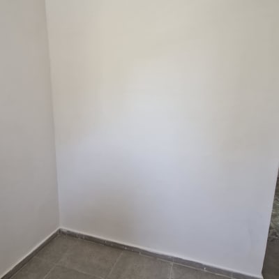 קיר צבוע ורצפה מרוצפת בחדר ריק