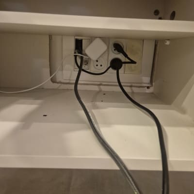 התקנת מודול שקעי חשמל ותקשורת מובנה בארון עבודה