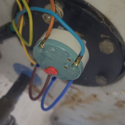 חיבורים חשמליים לדוד שמש עם כפתור אדום