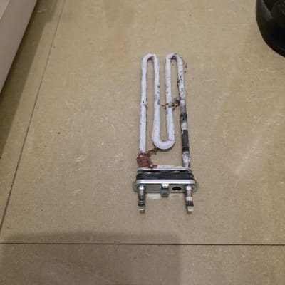 גוף חימום ישן על רצפה