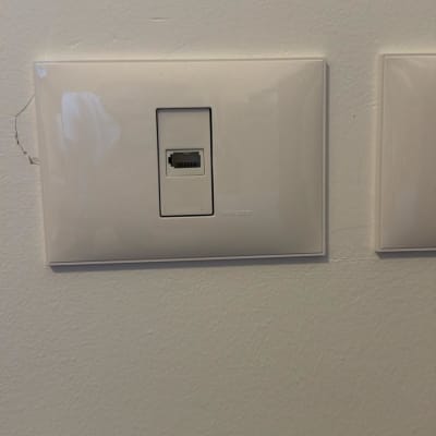 שקע רשת על קיר לבן