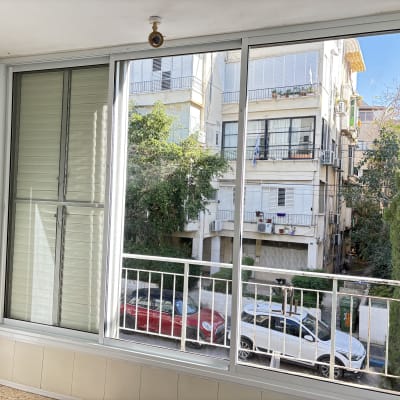 חלון אלומיניום עם תריסים ומעקה מתכת