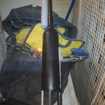 חלקי דוד שמש עם כלים על רקע תיק עבודה