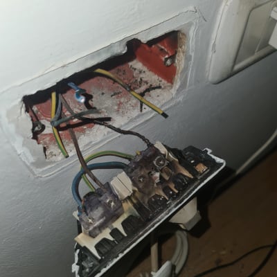 שקע חשמלי פתוח עם חוטים חשופים וקופסת חיבורים