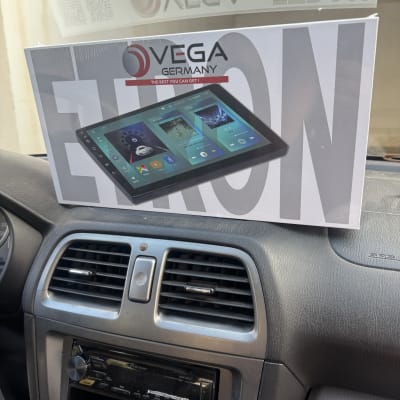 מערכת מולטימדיה לרכב על לוח מחוונים