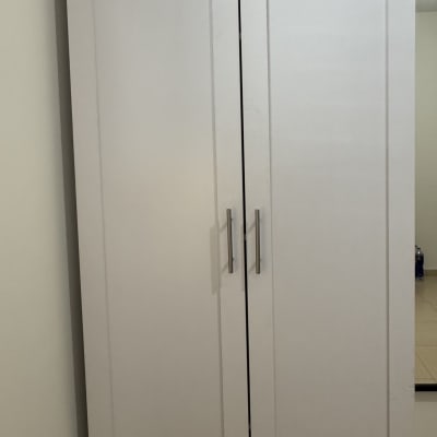 ארון לבן עם שתי דלתות וידיות מתכת