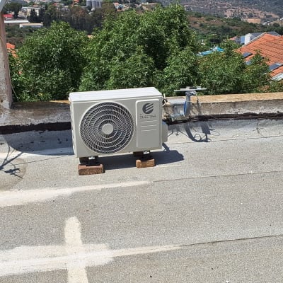 יחידת מיזוג אוויר חיצונית על גג שטוח