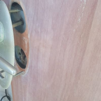 מנעול דלת מפורק עם ברגים חשופים