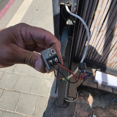 תמונה של חיווט ותיקון שער חשמלי