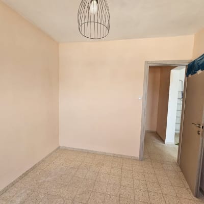 חדר ריק עם רצפה נקייה ודלת פתוחה