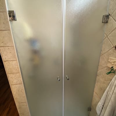 דלתות זכוכית חלבית למקלחת עם ידיות מתכת