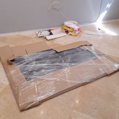 קרטון ועטיפת פלסטיק על רצפה, חפצים למעבר דירה