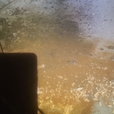 נזילה או רטיבות על רצפה עם צינורות