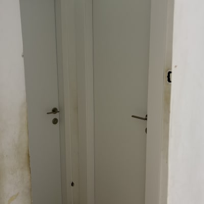 שתי דלתות לבנות מותקנות בקיר פנימי