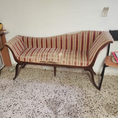 ספה מרופדת עם פסים אדומים ולבנים