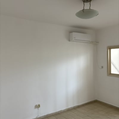 קיר צבוע בלבן עם מזגן ותאורה