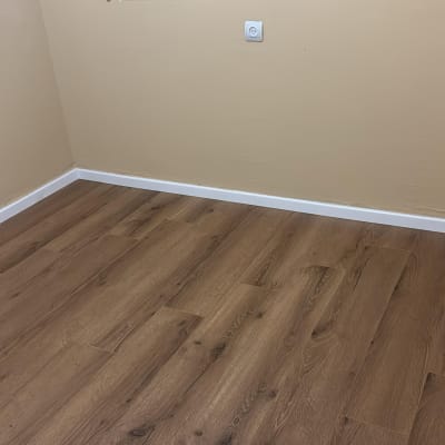 רצפת פרקט חדשה בחדר עם קירות בהירים