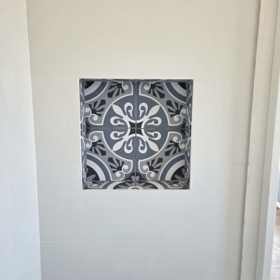 נישה עם אריחים מעוצבים בקיר לבן