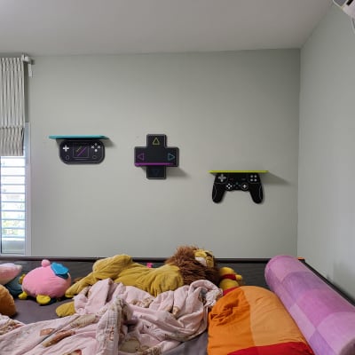 מדפים מעוצבים בצורת שלטים על קיר