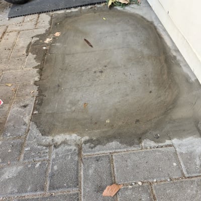 תיקון בטון על מדרכה ליד קיר