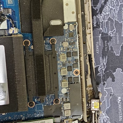 לוח אם של מחשב נייד עם רכיבים אלקטרוניים