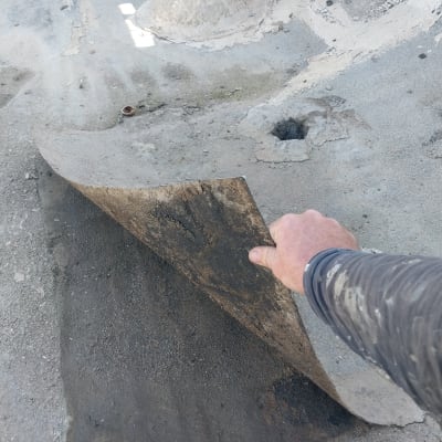 יד מרימה יריעה לאיטום על גג בטון