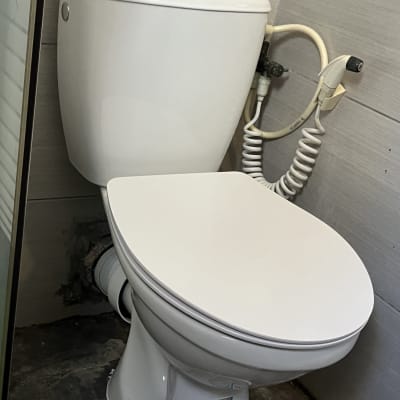 אסלה עם צינור מים גמיש ומחבר