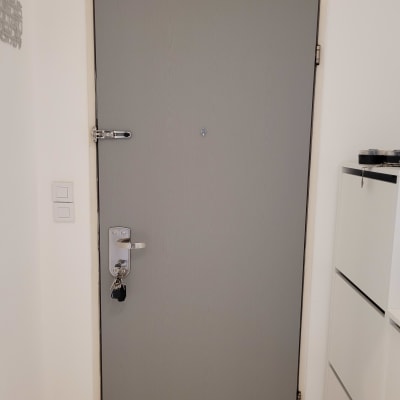 דלת אפורה עם מנעול ובריח כסוף