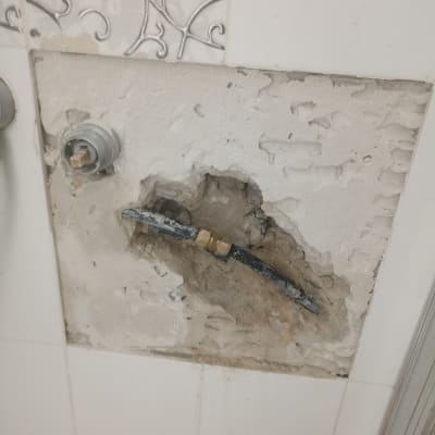 צינור מים חשוף בקיר עם חיבור מתכת