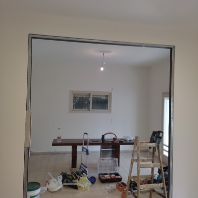 כלי עבודה ושפכטל על הרצפה ליד קיר גבס